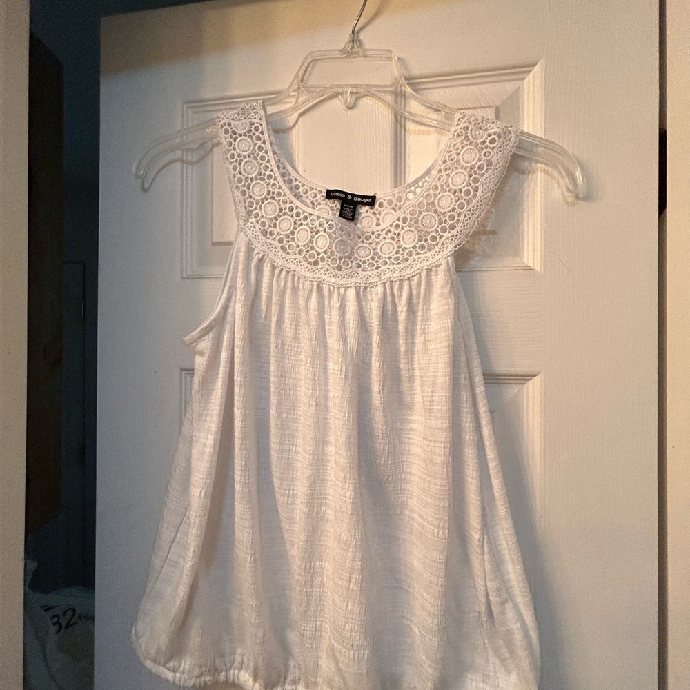 ☀️3/$10☀️ Cable & Gauge White Lace Yoke Tank Top medium